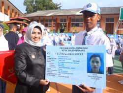 Wakil Walikota Tanjungpinang, Rahma saat menyerahkan secara simbolis KTP Elektronik kepada siswa SMKN2 Tanjungpinang
