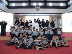 Walikota Tanjungpinang Syahrul saat menyambut kunjungan 37 Siswa-Siswi TK Mawar, di kantor Walikota Tanjungpinang, Senggarang, Tanjungpinang.