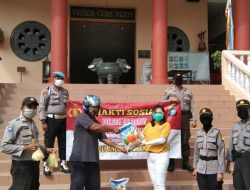 Pengurus Magabudhi Kepri saat menyerahkan bantuan sembako dan alat kesehatan untuk masyarakat sekitar Vihara Guna Vijaya, di Tanjungpinang, Kamis (23/4/2020). (Foto: Magabudhi)
