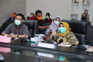 Plt Walikota Tanjungpinang Rahma saat rapat koordinasi penangan Covid-19 melalui VC.