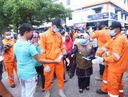 Plh Walikota Tanjungpinang Rahma saat membagikan masker dan hand sanitizer di Pasar Tradisional Bintan Center dan Pasar Baru Kota Tanjungpinang, Kamis (23/4).