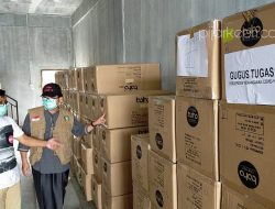 Kepala Dinas Kesehatan Kepri, Juru Bicara Gugus Tugas Percepatan Penanganan Covid-19 Kepri, Tjetjep Yudiana saat meninjau ketersedian APD penanganan Covid-19, di Gudang Logistik Satgas Covid-19 Kepri, di Tanjungpinang, Minggu (3/5/2020).