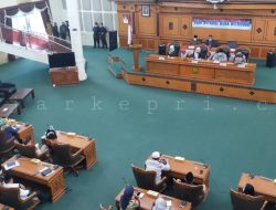 DPRD Tanjungpinang saat menggelar paripurna agenda Penyampaian Hak Interpelasi DPRD Kota Tanjungpinang terhadap Perwako Tanjungpinang tentang TPP ASN Kota Tanjungpinang. Sidang itu dihadiri 27 anggota DPRD, di ruang sidang utama DPRD Tanjungpinang, Senggarang, Rabu (13/5/2020). (Foto: aji/pijarkepri.com)