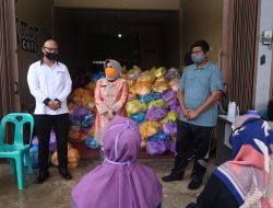 Plt Walikota Tanjungpinang, Rahma saat menyerahkan sembako gratis Tahap 2 di kelurahan Sungai Jang dan Tanjung Ayun Sakti