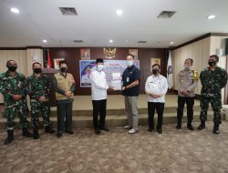 Plt Gubernur Kepri, H. Isdianto saat menerima kembali bantuan 1 juta masker tahap kedua dari Temasek Foundation, di Graha Kepri, Batam (19/6/2020).