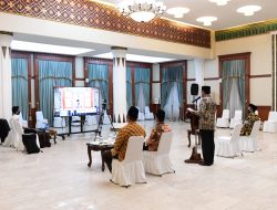 Isdianto saat memberikan sambutan secara Daring pada Pelantikan Pengurus Wilayah Pemuda Muhammadiyah Kepri periode 2018-2022 diGedung Daerah, Tanjungpinang, Rabu (17/6) malam.