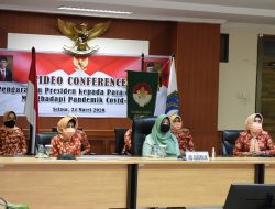 Penasehat DWP (Dharma Wanita Persatuan) Kepri, Meri Isdianto dan pengurus saat mengikuti halal bihalal DWP se-Indonesia melalui sambungan virtual.