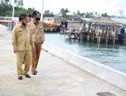 Sekretaris Daerah Provinsi Kepulauan Riau H.TS. Arif Fadillah saat meninjau kesiapan Pelabuhan Roro dan Bongkar Muat Bandar Nakhoda Linggi di Kampung Mentigi, Tanjunguban, Bintan.