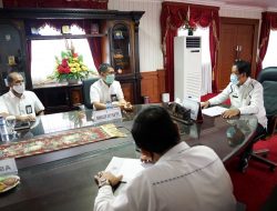 Isdianto saat menerima audiensi pihak PLN, Rabu (10/6) di ruang kerjannya, Dompak, Tanjungpinang.