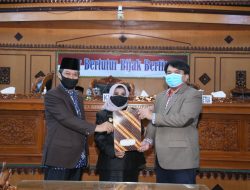 Plt Walikota Tanjungpinang, Rahma bersama unsur pimpinan DPRD Tanjungpinang usai menandatangani pengesahan Rancangan Perubahan Perda atas Perda Nomor 2 Tahun 2010 tentang Retribusi Pengujian Kendaraan Bermotor.