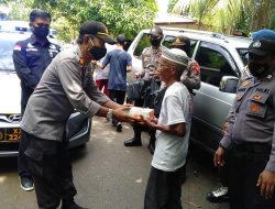 Kapolsek KKP Kompol H. Zulkifli bersama Personel gabungan Polsek KKP dan Sat Reskrim saat membagikan sebanyak 200 kotak menu makan siang kepada warga pesisir laut Dompak seberang dan masyarakat sekitar.