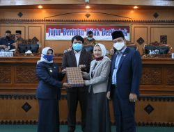 Rapat Paripurna dengan agenda Penyampaian Ranperda Pertanggungjawaban Pelaksanaan APBD Tahun Anggaran 2019 di Ruang Paripurna Utama DPRD Kota Tanjungpinang, Senin (22/6).