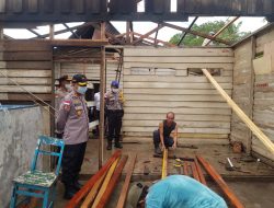 Kapolres Lingga bersama PJU saat meninjau pengerjaan bedah rumah.