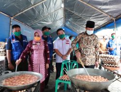 Plt. Walikota Tanjungpinang, Hj. Rahma, S. IP saat meninjau Dapur umum dibuka di Halaman Kantor Lurah Tanjungpinang Kota. Kamis, (25/6).