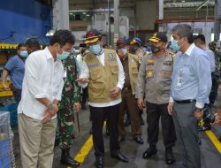 Plt Gubernur Kepri Isdianto Isdianto saat meninjau sejumlah perusahaan di Kawasan Industri Panbil Batam, Jum'at (19/6).