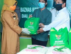 Plt. Walikota Tanjungpinang, Hj. Rahma, S. IP saat menyerahkan secara simbolis menyerahkan sembako paket sembako tersebut kepada guru TPA / TPQ se-Kota Tanjungpinang tahap 2 sebanyak 2.000 paket melalui Baznas Kota Tanjungpinang