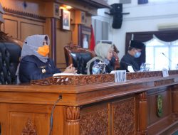 Plt Walikota Tanjungpinang Rahma saat mengikuti Rapat Paripurna dengan agenda Penyampaian Ranperda Pertanggungjawaban Pelaksanaan APBD Kota Tanjungpinang Tahun Anggaran 2019 di Ruang Paripurna Utama DPRD Kota Tanjungpinang, Senin (29/6).