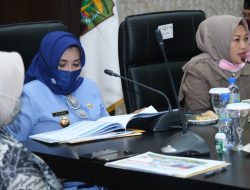 Plt Walikota Tanjungpinang Rahma saat mengikuti rapat bersama FKPD, KPU dan Bawaslu terkait persiapan Pemilihan Gubernur dan Wakil Gubernur Kepri 2020.