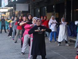 Plt Walikota Tanjungpinang, Rahma saat mengikuti pelaksanaan Zumba Party (senam sehat) yang diikuti kurang lebih 50 peserta Zumba ikut berpartisipasi bersama instruktur Zin Budy dan Eva Party, yang berlokasi di halaman Supermarket Al Baik Km. 8 Atas Tanjungpinang, Minggu, (5/7).
