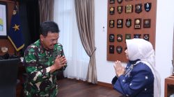Komandan Lantamal IV Tanjungpinang, Kolonel Laut (P) Indarto Budiarto saat menyambut kunjungan silaturahmi Plt Walikota Tanjungpinang, Rahma.