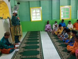 Wabup Lingga saat menghadiri dzikir dan tausyiah di Desa Sembuang. (Foto Humas Pemkab Lingga).