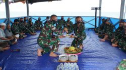 Kepala Staf Korps Marinir Brigjen TNI (Mar) Nur Alamsyah, S.E., M.Tr (Han) saat menyerahkan tumpeng sebagai tanda persiapan Latpasrat Marinir 2020, di Lingga.
