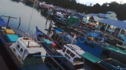 Kapal nelayan kecil Tambelan, Bintan, Kepulauan Riau saat bersandar di dermaga. Nelayan Tambelan mengeluhkan soal kesulitan tangkapan ikan karena kehadiran kapal pukat. (Foto : piajrkepri.com)