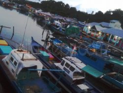 Kapal nelayan kecil Tambelan, Bintan, Kepulauan Riau saat bersandar di dermaga. Nelayan Tambelan mengeluhkan soal kesulitan tangkapan ikan karena kehadiran kapal pukat. (Foto : piajrkepri.com)