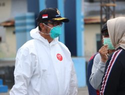Bupati Bintan Apri Sujadi saat berkomunikasi dengan masyarakat menerima keluhan masalah tes rapid Covid-19. Apri berinisiatif membebaskan biaya tes rapid untuk masyarakat yang ingin berpergian keluar daerah.