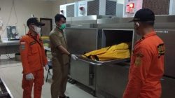 Tim SAR saat mengevakuasi jenazah LA ke rumah sakit Bhayangkara Polda Kepri Batam, Rabu (5/8/2020)