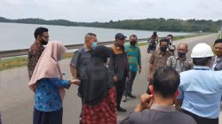 Pansus PDAM Tirta Kepri saat meninjau ketersedian air baku yang dikelola PT.ATB di Dam Duriangkang, Batam, Kamis (27/8/2020). (Foto: aji anugraha/pijarkepri.com)