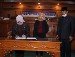 Plt. Walikota Tanjungpinang, Rahma saat penandatanganan dan Persetujuan Bersama Antara Pimpinan DPRD dengan di Ruang Rapat Utama DPRD Kota Tanjungpinang, Senggarang, Senin (27/7).