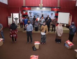 Plt. Walikota Tanjungpinang, Hj. Rahma, S.IP saat menyerahkan simbolis 34.090 paket sembako dari Pemprov Kepri, di 4 Kantor Kecamatan se-Kota Tanjungpinang, Kamis (20/8).