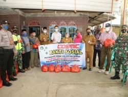 PT. Cosmic Petroleum Nusantara bersama Plt Walikota Tanjungpinang Rahma saat menyerahkan sembako untuk 85 rumah di RT. 03 RW. 03 Kampung Melayu, Kelurahan Melayu Kota Piring Selasa (1/9).