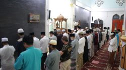 HM Soerya Respationo dan tim melakukan kegiatan Salat Subuh berjama’ah di Masjid Al Falah, Sungai Pasir, Meral, Karimun