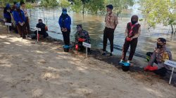 Dalanal Dabo Singkep, bersama Kapolres Lingga dan Ketua DPRD Lingga saat melaksanakan penanaman Mangrove di pantai Desa Tanjung Harapan.