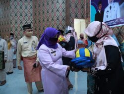 Plt Walikota Tanjungpinang, Rahma saat menyerahkan bantuan perlengkapan pendidikan yang diserahkan langsung oleh Walikota Tanjungpinang, Hj. Rahma, S.IP di Aula SMP Negeri 4 Tanjungpinang, Kamis (24/9).