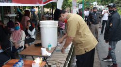 Calon Gubernur Kepri Pilkada serentak Kepri 2020 nomor urut 1, HM Soerya Respationo saat mencuci tangan sebelum pelaksanaan kampanye disuatu kesempatan di daerah itu. Cuci tangan pakai sabun merupakan salah satu dari uoaya Pencegahan Penyebaran Covid-19.