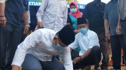 Anggota DPD RI Dapil Kepri, Dharma Setiawan saat meletakkan batu pertama pembangunan Gedung Serbaguna RW3, Kelurahan Tanjung Ayun Sakti, Kecamatan Bukit Bestari, Tanjungpinang, Sabtu (17/10/2020).