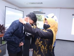 Walikota Tanjungpinang, Rahma saat penyerahan bantuan pendidikan untuk 10 anak di kampus PBC Jalan Kota Kapur kawasan pariwisata Bintan, Lagoi, Jumat (2/10).