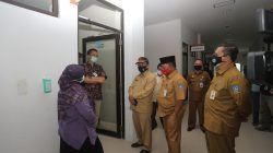 Sekda Kepri TS Arif Fadillah saat meninjau BTKL PP)Klas I Batam Sagulung dan  Rumah Sakit Khusus Infeksi (RSKI) Pulau Galang.