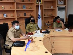 Sekertaris Daerah Provinsi Kepulauan Riau, TS Arif Fadillah saat melangsungkan rapat secara daring dengan Gubernur Kepri, Isdianto.