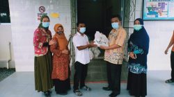 PLT Direktur BLUD RSUD Kota Tanjungpinang, Yunisaf saat menyerahkan sembako secara simbolis mewakili Kemenkes BNPB RI kepada ratusan tenaga kesehatan RSUD Tanjungpinang.