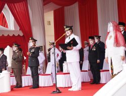 Gubernur Kepri Isdianto saat memimpin upacara kemerdekaan RI di Gedung Daerah Tanjungpinang.