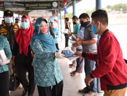 Ketua Tim Penggerak (TP)-PKK Provinsi Kepri, Hj. Meri Isdianto turun langsung membagikan Masker kepada masyarakat.
