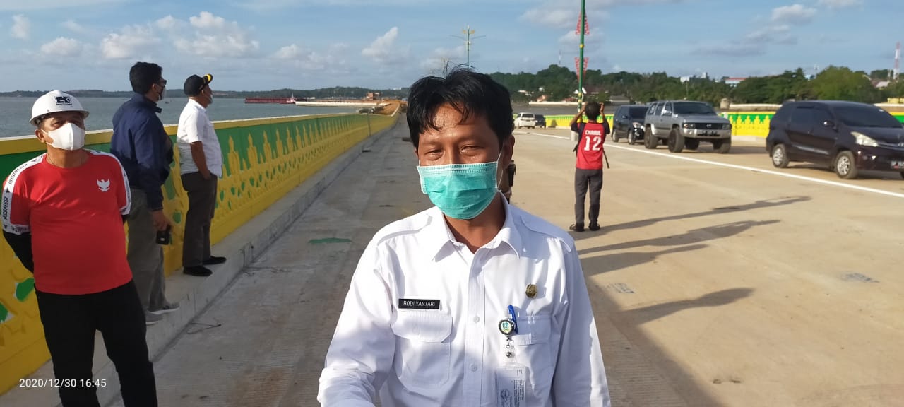 Pejabat Pembuat Komitmen (PPK) Dinas Pekerjaan Umum Provinsi Kepri untuk proyek jalan lingkar G-12, Rodi Yantari, saat diwawancarai di lokasi pekerjaan proyek, di Tanjungpinang, Kepri, Rabu (30/12/2020)