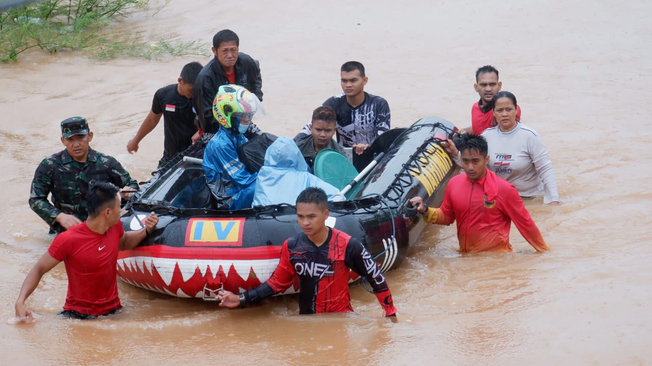 Personel Batalyon Marinir Pertahanan Pangkalan IV Tanjungpinang, Kepulauan Riau saat mengevakuasi warga terdampak banjir di sejumlah wilayah, di Tanjungpinang, Sabtu (2/1/2021). (Foto : MRN)