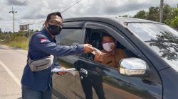 Pengurus organisasi kewartawanan PWI Tanjungpinang-Bintan saat turut serta mmembagikan masker kepada pengendara di Bintan, sempena Hari Pers Nasional (HPN) ke-75, Senin (8/2/2021)