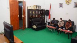 Wakil Bupati Lingga Neko Wesha Pawelloy saat mengikuti rapat koordinasi bersama Menteri Pariwisata dan Ekonomi Kreatif (Menparekraf) Salahuddin Uno dan kabupaten kota se-Indonesia secara virtual di ruang VIP, Jum’at (30/04/2021) malam.