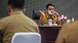 upati Bintan Apri Sujadi ditemani wakilnya Roby Kurniawan bersama sejumlah pimpinan FKPD Bintan membahas kebijakan pembatasan kegiatan di tempat wisata Bintan.